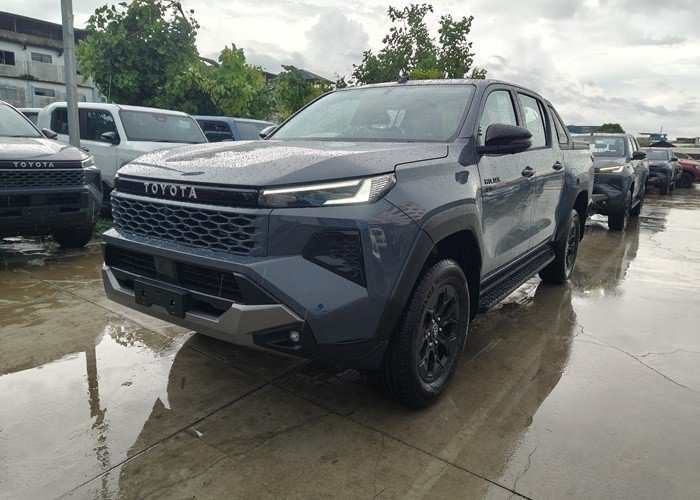 2026 TOYOTA HILUX TRAVO OVERLAND DOUBLE CAB 2.8 2WD AT Gray