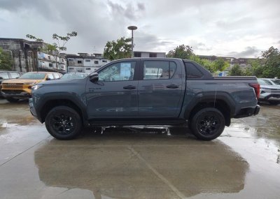 2026 TOYOTA HILUX TRAVO OVERLAND DOUBLE CAB 2.8 2WD AT Gray