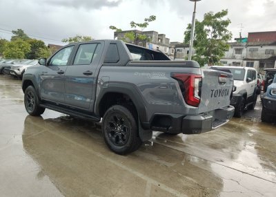 2026 TOYOTA HILUX TRAVO OVERLAND DOUBLE CAB 2.8 2WD AT Gray