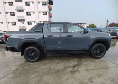 2026 TOYOTA HILUX TRAVO OVERLAND DOUBLE CAB 2.8 2WD AT Gray