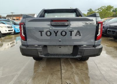 2026 TOYOTA HILUX TRAVO OVERLAND DOUBLE CAB 2.8 2WD AT Gray