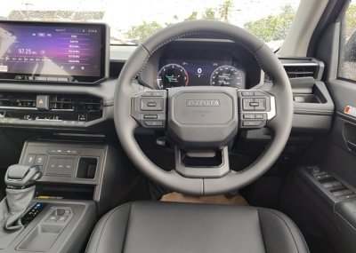 2026 TOYOTA HILUX TRAVO OVERLAND DOUBLE CAB 2.8 2WD AT Gray