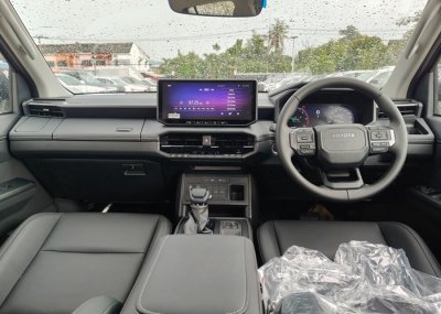 2026 TOYOTA HILUX TRAVO OVERLAND DOUBLE CAB 2.8 2WD AT Gray