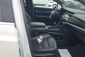 2025 Cadillac XT5 - Image 8